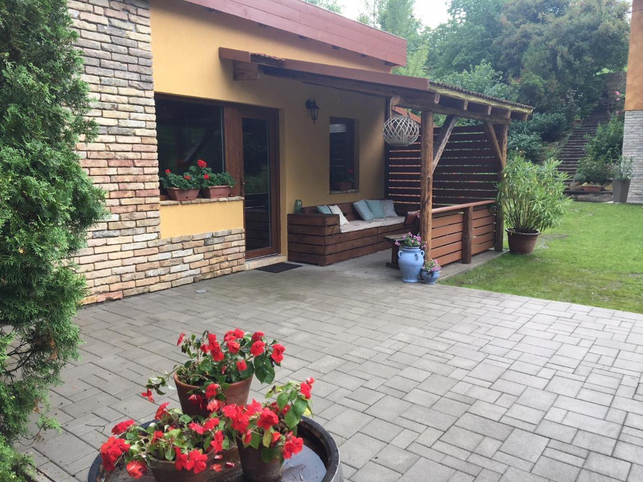Tulipán Apartman Eger Exterior foto